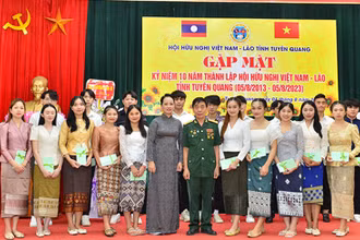 Tặng quà cho các sinh viên Lào đang học tập tại Trường Đại học Tân Trào tham gia lễ kỷ niệm 10 năm ngày thành lập Hội.