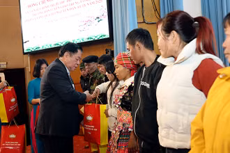 Đồng chí Nguyễn Trọng Nghĩa, Ủy viên Bộ Chính trị, Bí thư Trung ương Đảng, Trưởng Ban Tuyên giáo Trung ương tặng quà Tết cho các hộ gia đình chính sách trên địa bàn tỉnh Tuyên Quang.