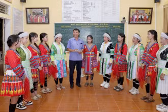 Cán bộ xã Yên Lâm, huyện Hàm Yên (Tuyên Quang) tuyên truyền, vận động nhân dân thực hiện chính sách pháp luật về hôn nhân gia đình. 