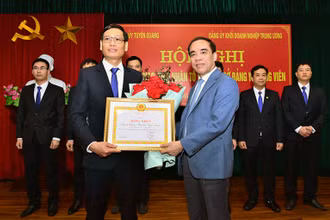 Đồng chí Chẩu Văn Lâm, Bí thư Tỉnh ủy Tuyên Quang trao Bằng khen cho Đảng bộ Công ty Thủy điện Tuyên Quang đã có thành tích hoàn thành xuất sắc nhiệm vụ 5 năm liên tục (2018-2022).