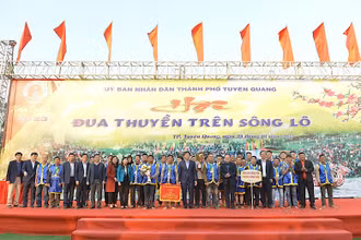 Ban Tổ chức trao giải cho các đội Nhất, Nhì, Ba.