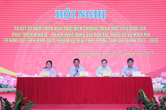 Các đồng chí chủ trì hội nghị.