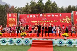 Đại biểu tặng quà Tết cho các hộ gia đình có hoàn cảnh khó khăn bị ảnh hưởng của cơn bão số 3.