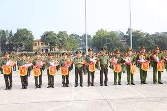 Lãnh đạo công an tỉnh tặng cờ lưu niệm và hoa cho các đội tham dự hội thao.