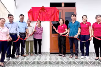Khánh thành nhà đại đoàn kết tại xã Đông Thọ (Sơn Dương, Tuyên Quang).