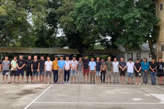 Các đối tượng tham gia đá gà ăn tiền tại Cơ quan Cảnh sát điều tra Công an tỉnh Tuyên Quang.