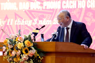 Giáo sư, Tiến sĩ Hoàng Chí Bảo truyền đạt các nội dung bài viết của Tổng Bí thư Nguyễn Phú Trọng và nội dung tư tưởng của Chủ tịch Hồ Chí Minh, quan điểm của Đảng về xây dựng, phát triển văn hóa.