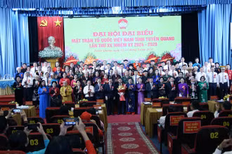 Các đại biểu tặng hoa chúc mừng 84 ủy viên Ủy ban Mặt trận Tổ quốc tỉnh Tuyên Quang khóa XV, nhiệm kỳ 2024-2029.