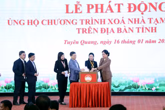 Các đồng chí lãnh đạo tỉnh Tuyên Quang và lãnh đạo các sở, ban, ngành ủng hộ Chương trình xóa nhà tạm, nhà dột nát.
