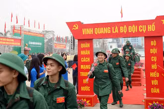 Thanh niên Tuyên Quang hăng hái lên đường nhập ngũ.