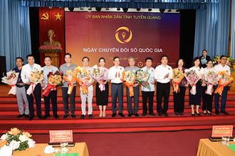Biểu dương các đơn vị có kết quả nổi bật trong thực hiện Chuyển đổi số năm 2022.