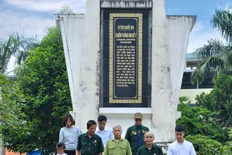 Cựu chiến binh và nhân dân xã Trung Môn, huyện Yên Sơn đến thăm di tích Bia chiến thắng Km7.