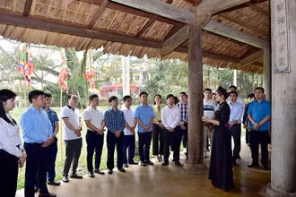 Du khách tham quan và nghe giới thiệu những câu chuyện lịch sử về đình Hồng Thái.