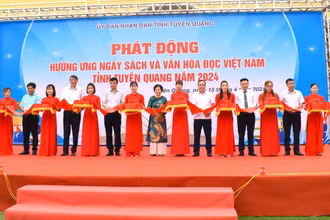 Các đại biểu cắt băng khai mạc Ngày Sách và Văn hóa đọc Việt Nam tỉnh Tuyên Quang năm 2024.