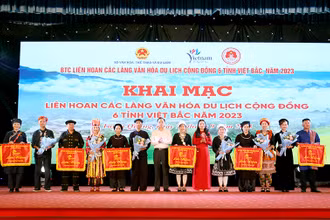 Ban tổ chức tặng hoa và cờ lưu niệm cho các đoàn tham dự liên hoan. 