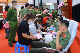 Cán bộ, chiến sĩ Công an tỉnh Tuyên Quang tham gia hiến máu tình nguyện. 