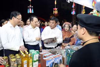 Đại biểu tham quan gian hàng tại Hội chợ.