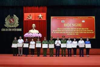 Lãnh đạo tỉnh Tuyên Quang trao Bằng khen của Chủ tịch Ủy ban nhân dân tỉnh Tuyên Quang cho các tập thể, cá nhân.