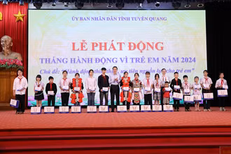 Lãnh đạo tỉnh Tuyên Quang và lãnh đạo Cục Trẻ em, Bộ Lao động-Thương binh và Xã hội trao học bổng cho các em học sinh tại lễ phát động Tháng hành động vì trẻ em năm 2024. (Ảnh: HẢI CHUNG)