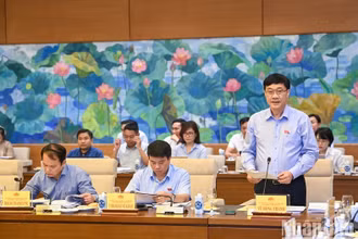 Chủ nhiệm Ủy ban Kinh tế Vũ Hồng Thanh trình bày báo cáo về công tác tiếp thu, giải trình, chỉnh lý và một số nội dung lớn của dự thảo Luật Đất đai (sửa đổi). (Ảnh: DUY LINH)