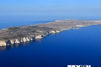 Đảo Lampedusa của Italia, điểm đến của những người di cư trong những năm gần đây. (Ảnh: AFP/TTXVN)