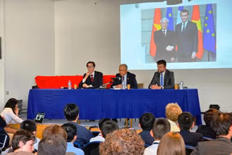 Trải qua nhiều thăng trầm trong lịch sử, quan hệ Việt Nam và Pháp ngày càng đạt được nhiều thành quả đáng khích lệ trong mọi lĩnh vực, vì sự phát triển chung của hai quốc gia. (Ảnh: MINH DUY)