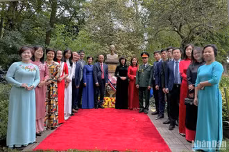 Đoàn đại biểu Đại sứ quán Việt Nam và các cơ quan đại diện Việt Nam tại Pháp chụp hình lưu niệm tại buổi lễ dâng hoa tưởng niệm Chủ tịch Hồ Chí Minh trong công viên Montreau, thành phố Montreuil.