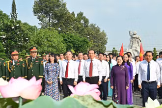 Đồng chí Nguyễn Văn Nên cùng các thành viên trong đoàn dâng hoa, dâng hương tưởng niệm các Anh hùng liệt sĩ tại Nghĩa trang Liệt sĩ Thành phố Hồ Chí Minh. (Ảnh: DUY LINH)
