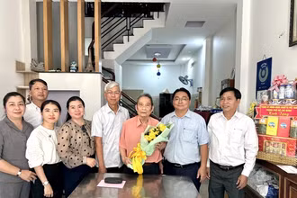 Đồng chí Võ Văn Hoan tặng quà ông Vũ Tiến Đông. Ảnh: CHÍ THẠCH 