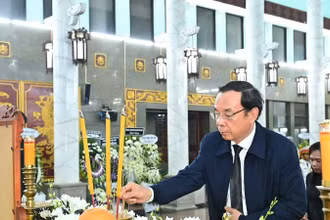 Ủy viên Bộ Chính trị, Bí thư Thành ủy Thành phố Hồ Chí Minh Nguyễn Văn Nên dâng hương viếng Giáo sư, Tiến sĩ Phan Lương Cầm.