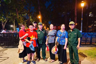  Gia đình ông Nguyễn Đắc Tân cùng với gia đình mà ông đã ở sau ngày Giải phóng miền nam có mối quan hệ thân thiết như ruột thịt, cùng nhau đi xem Lễ kỷ niệm.