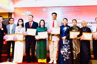 Thành phố Hồ Chí Minh vinh danh 50 người Việt Nam ở nước ngoài tiêu biểu có nhiều đóng góp trong xây dựng và phát triển thành phố.