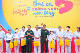 Bệnh viện Quân y 175 trao tặng 300 phần quà cho bệnh nhân trong chương trình “Giai điệu yêu thương”.