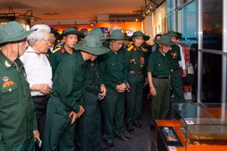 Đoàn đại biểu tỉnh Hải Dương tham quan di tích lịch sử trên địa bàn thành phố.