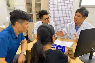 PGS, TS Đinh Ngọc Sơn, Trưởng khoa Phẫu thuật cột sống, Bệnh viện Hữu nghị Việt Đức khám gù vẹo cột sống cho trẻ em.