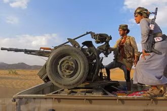 Quân chính phủ Yemen trong một cuộc giao tranh với lực lượng Houthi. (Ảnh: AFP/TTXVN)
