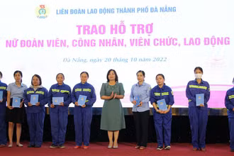 Trao quà cho nữ đoàn viên công đoàn.