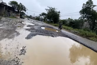 Nhiều nơi mặt đường bị hư hỏng biến thành những ao nước sâu.