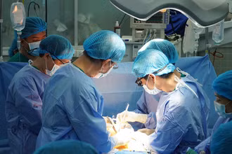 Các bác sĩ thực hiện phẫu thuật ghép tạng. (Ảnh Bệnh viện cung cấp)