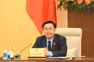 Chủ tịch Quốc hội Vương Đình Huệ phát biểu ý kiến tại cuộc họp. 
