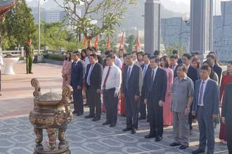 Các đại biểu dâng hương tại Đền thờ Bác Hồ tại Quảng trường Tây Bắc.