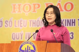 Tổng cục trưởng Thống kê Nguyễn Thị Hương tại cuộc họp báo công bố số liệu thống kê kinh tế-xã hội quý IV và năm 2023. (Ảnh: TTXVN)