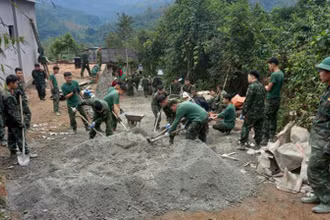 Cán bộ, chiến sĩ Trung đoàn 852 (Bộ Chỉ huy Quân sự tỉnh Cao Bằng) giúp dân bê-tông hóa đường giao thông nông thôn.