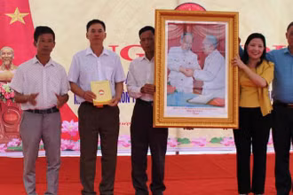 Tỉnh ủy, HĐND, UBND, Mặt trận Tổ quốc tỉnh Thanh Hóa tặng bức ảnh Bác Hồ và Bác Tôn đang nắm chặt tay nhau cho khu dân cư thôn Thượng Đình 2.