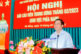Đồng chí Nguyễn Trọng Nghĩa, Bí thư Trung ương Đảng, Trưởng Ban Tuyên giáo Trung ương phát biểu chỉ đạo hội nghị.