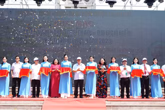 Đại biểu cắt băng khai mạc tuần lễ Văn hóa-Thể thao-Du lịch biển huyện Thạnh Phú năm 2023.