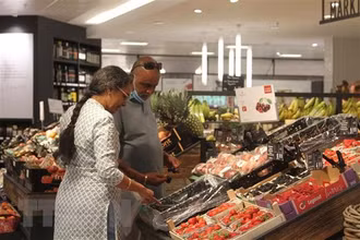 Người tiêu dùng mua sắm tại một siêu thị ở Frankfurt, Đức. (Ảnh: THX/TTXVN)