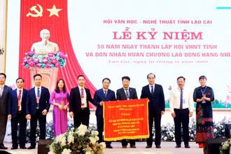 Đồng chí Phó Bí thư Thường trực Tỉnh ủy Lào Cai đã tặng Hội Văn học–Nghệ thuật tỉnh bức trướng nhân kỷ niệm 50 năm thành lập Hội.