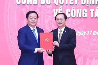 Đồng chí Nguyễn Trọng Nghĩa, Ủy viên Bộ Chính trị, Bí thư Trung ương Đảng, Trưởng Ban Tuyên giáo và Dân vận Trung ương trao Quyết định của Bộ Chính trị cho đồng chí Huỳnh Thành Đạt. (Ảnh: TTXVN)