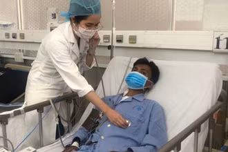 Bệnh nhân R.T hiện tỉnh táo sau phẫu thuật.
